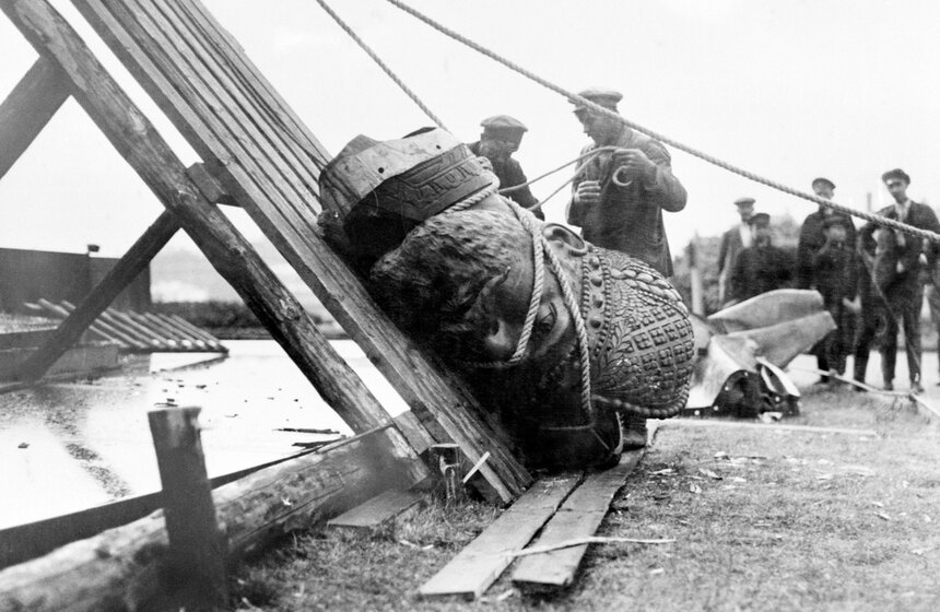 Снятие памятника Александру III на площади у Храма Христа Спасителя. 1918 год.