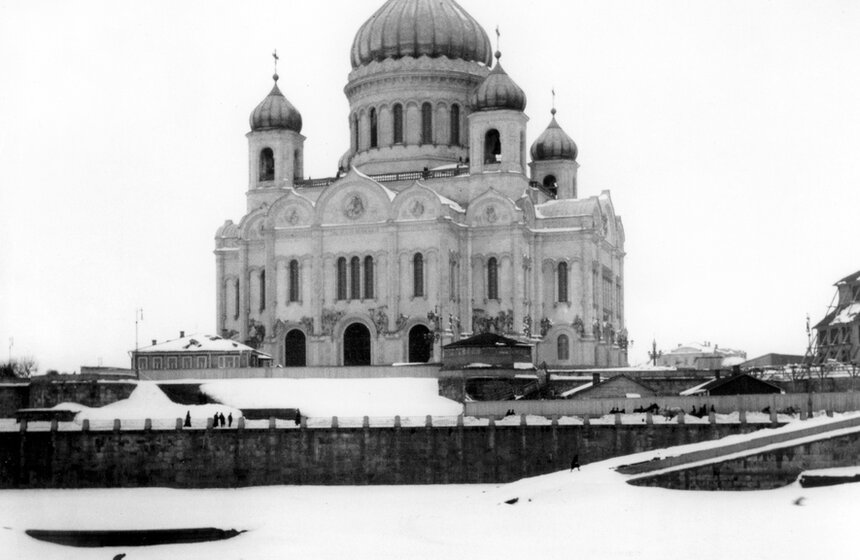 Вид на храм Христа Спасителя. 1912 год.