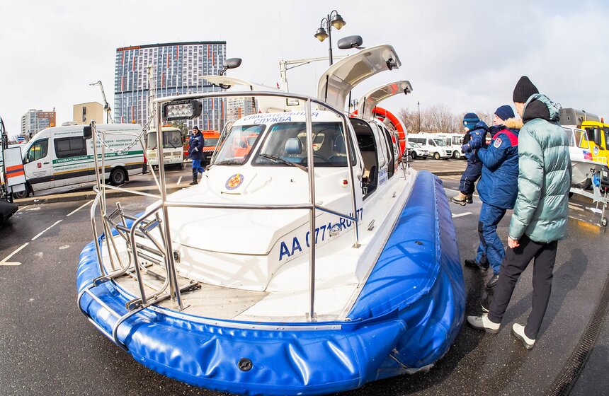 Выставка коммунальной и спасательной техники открылась в "Острове Мечты" 14 фото