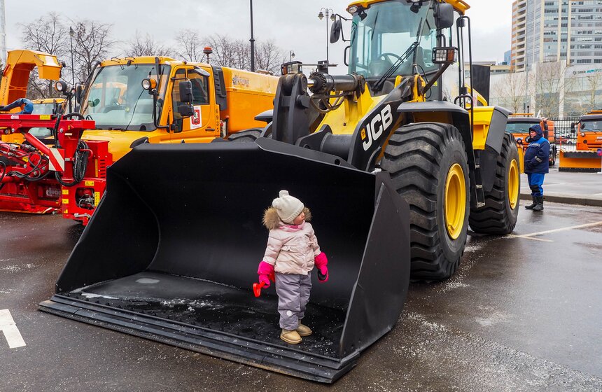 Выставка коммунальной и спасательной техники открылась в "Острове Мечты" 23 фото