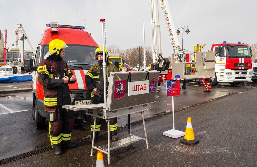 Выставка коммунальной и спасательной техники открылась в "Острове Мечты" 12 фото