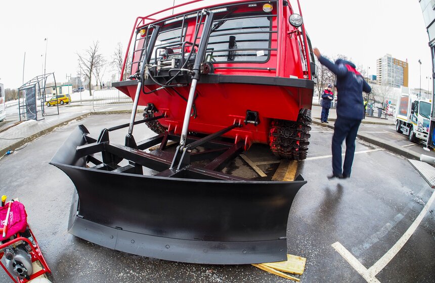 Выставка коммунальной и спасательной техники открылась в "Острове Мечты" 10 фото