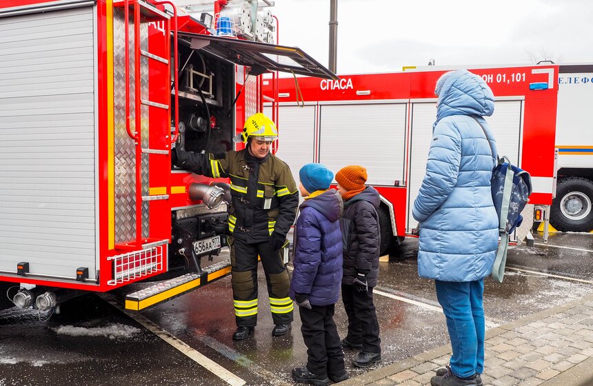 Выставка коммунальной и спасательной техники открылась в "Острове Мечты" 20 фото