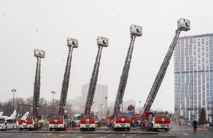 Выставка коммунальной и спасательной техники открылась в "Острове Мечты" 35 фото