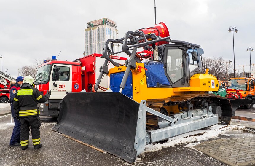 Выставка коммунальной и спасательной техники открылась в "Острове Мечты" 25 фото