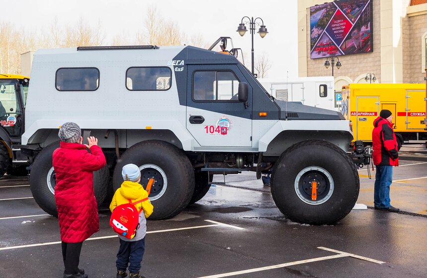 Выставка коммунальной и спасательной техники открылась в "Острове Мечты" 5 фото