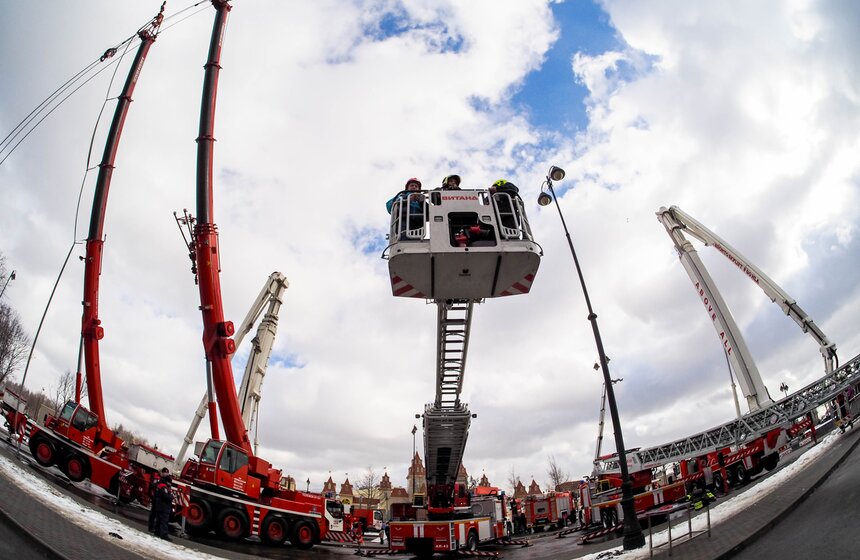 Выставка коммунальной и спасательной техники открылась в "Острове Мечты" 18 фото