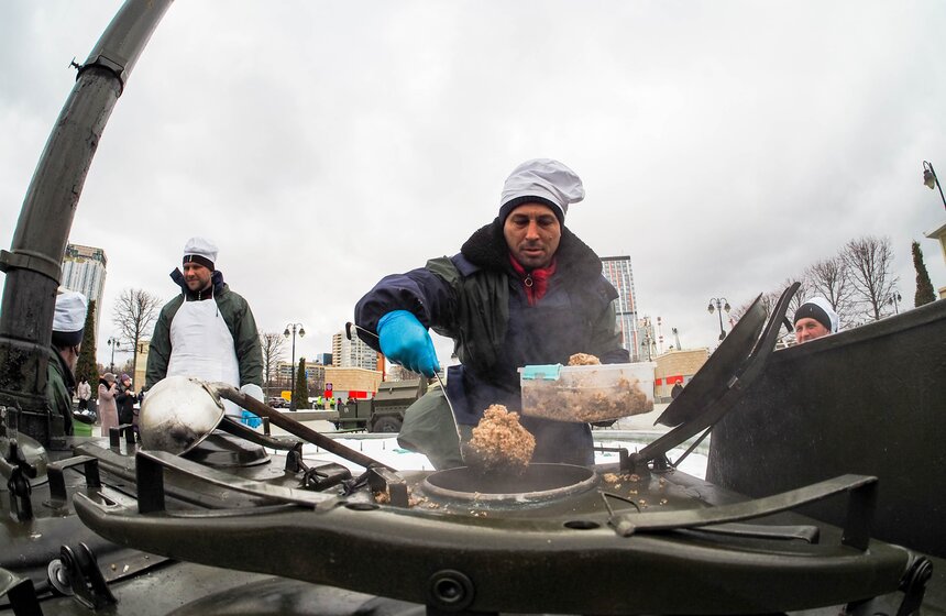 Выставка коммунальной и спасательной техники открылась в "Острове Мечты" 8 фото