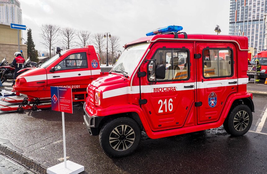 Выставка коммунальной и спасательной техники открылась в "Острове Мечты" 13 фото