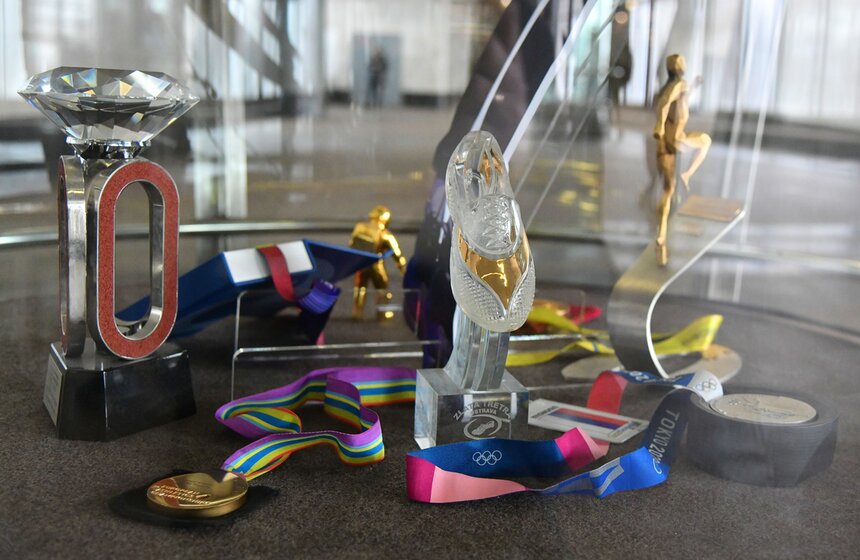 Выставка "История прыжков с шестом" открылась на станции "Воробьевы горы" 7 фото