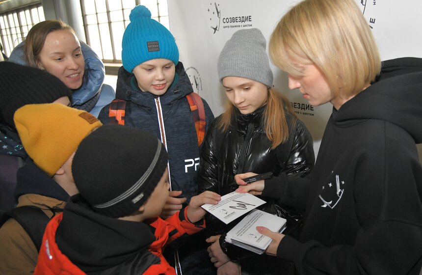 Выставка "История прыжков с шестом" открылась на станции "Воробьевы горы" 12 фото