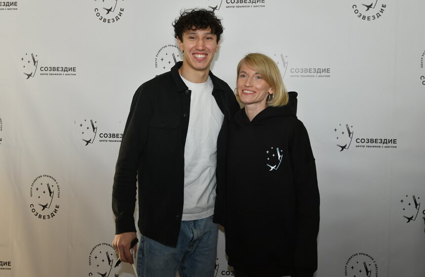 Выставка "История прыжков с шестом" открылась на станции "Воробьевы горы" 20 фото