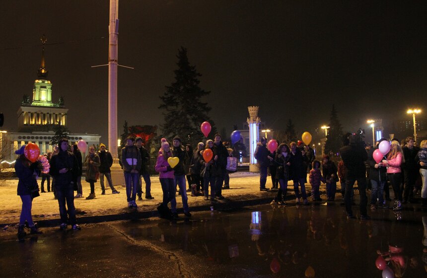 "Ледяной фонтан влюбленных" открыли на ВВЦ 18 фото