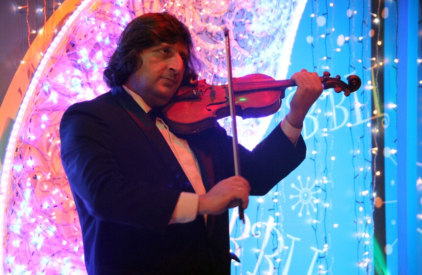 "Ледяной фонтан влюбленных" открыли на ВВЦ 17 фото