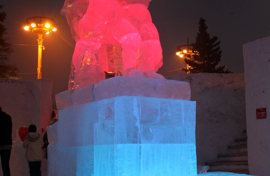 "Ледяной фонтан влюбленных" открыли на ВВЦ 11 фото