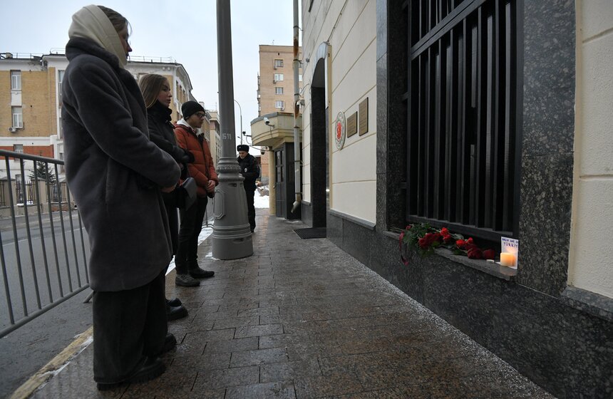 Москвичи принесли цветы к посольству Турции в знак скорби по жертвам землетрясения 8 фото