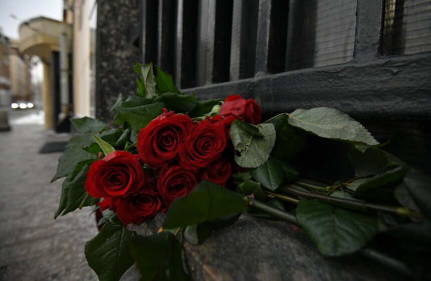 Москвичи принесли цветы к посольству Турции в знак скорби по жертвам землетрясения 5 фото