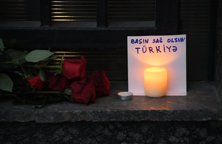 Москвичи принесли цветы к посольству Турции в знак скорби по жертвам землетрясения 12 фото