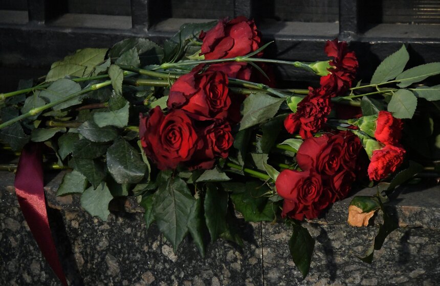 Москвичи принесли цветы к посольству Турции в знак скорби по жертвам землетрясения 14 фото