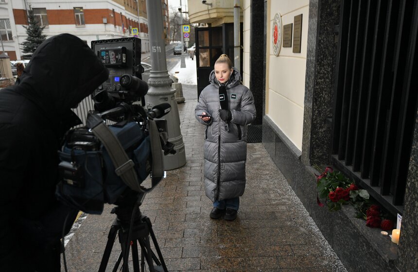 Москвичи принесли цветы к посольству Турции в знак скорби по жертвам землетрясения 2 фото