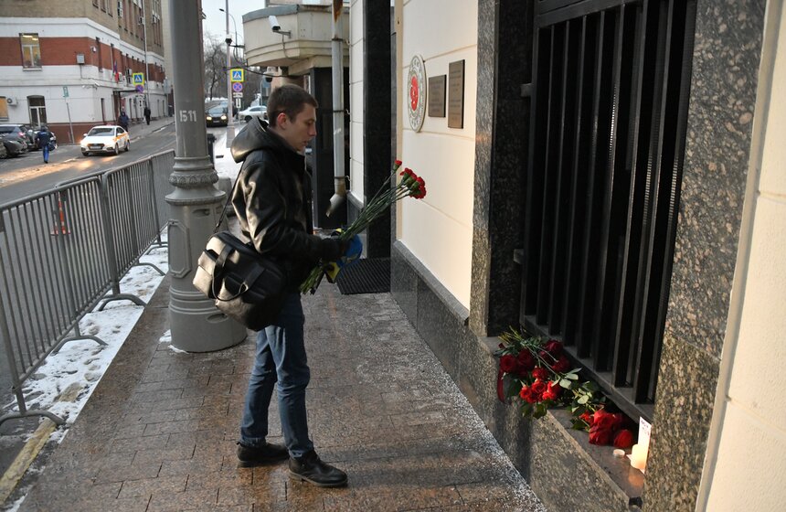 Москвичи принесли цветы к посольству Турции в знак скорби по жертвам землетрясения 13 фото