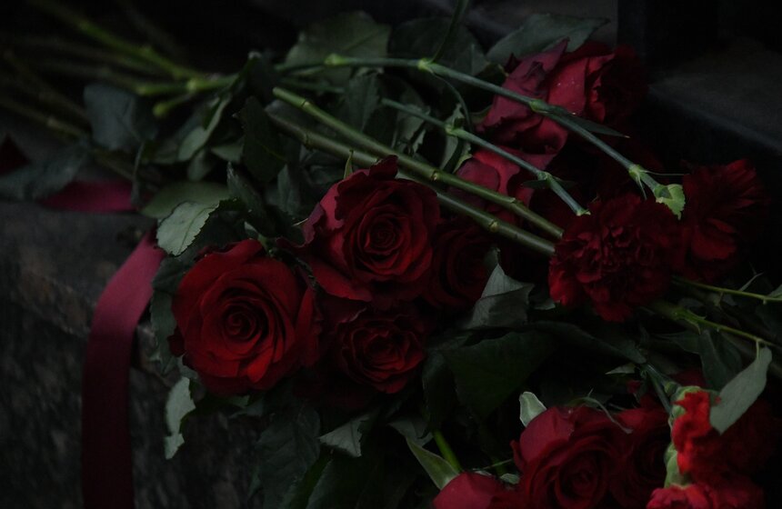 Москвичи принесли цветы к посольству Турции в знак скорби по жертвам землетрясения 10 фото