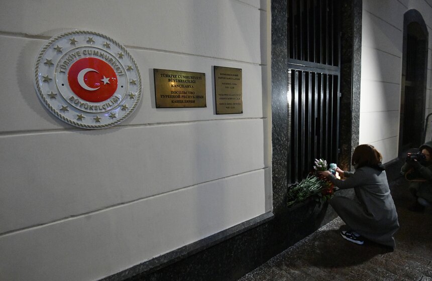 Москвичи принесли цветы к посольству Турции в знак скорби по жертвам землетрясения 16 фото