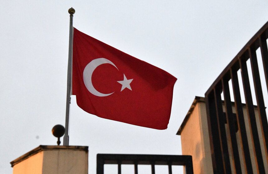 Москвичи принесли цветы к посольству Турции в знак скорби по жертвам землетрясения 1 фото