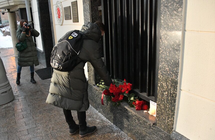 Москвичи принесли цветы к посольству Турции в знак скорби по жертвам землетрясения 15 фото