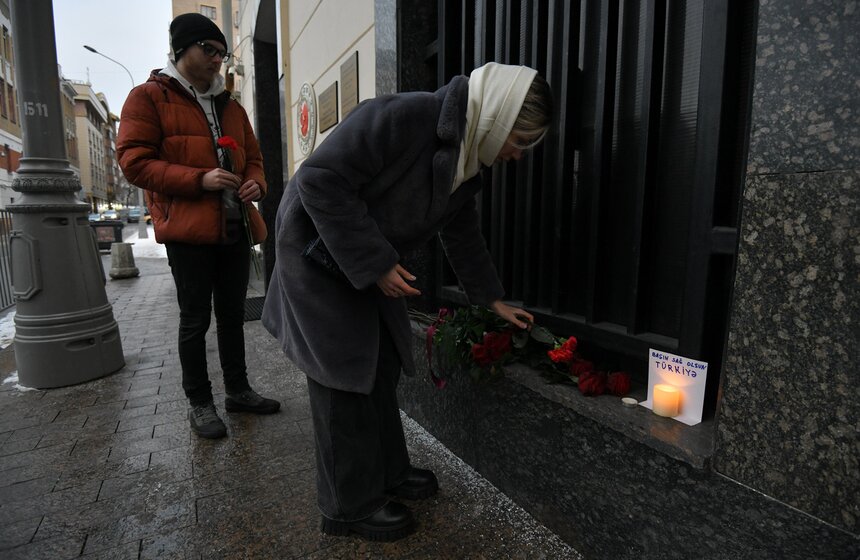 Москвичи принесли цветы к посольству Турции в знак скорби по жертвам землетрясения 4 фото