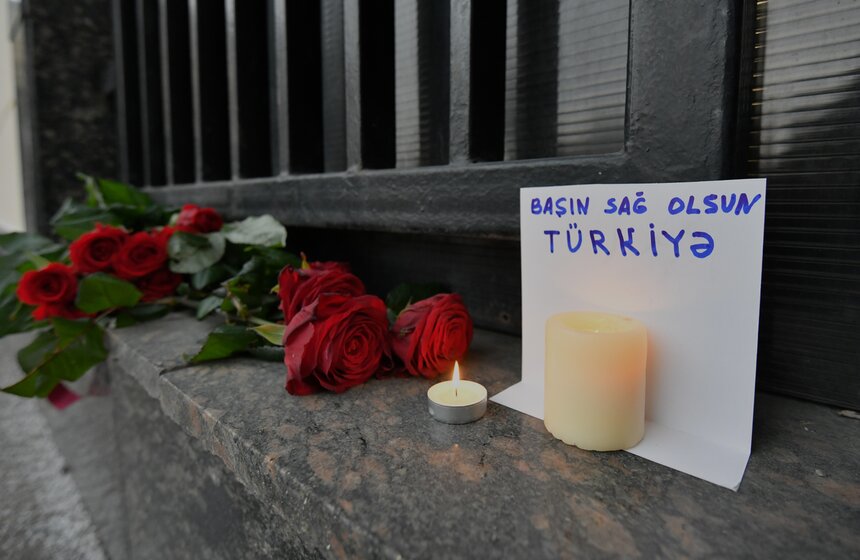 Москвичи принесли цветы к посольству Турции в знак скорби по жертвам землетрясения 3 фото