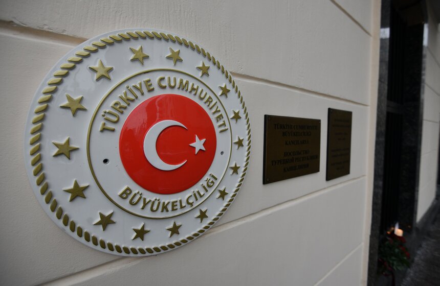 Москвичи принесли цветы к посольству Турции в знак скорби по жертвам землетрясения 7 фото