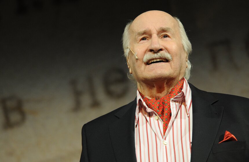 Актер Владимир Зельдин (Альдемаро) в сцене из спектакля режиссера Ю. Гусмана «Танцы с учителем» в Театре Российской Армии, 2012 год