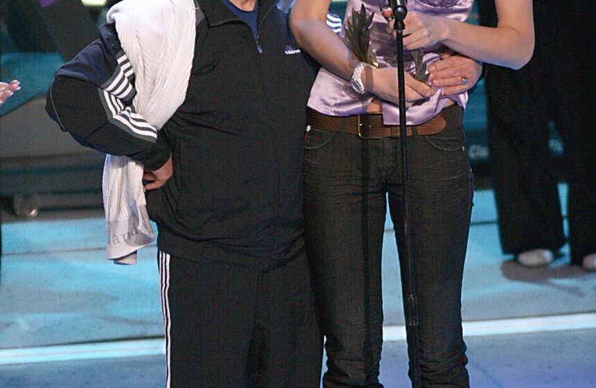 Актер Владимир Зельдин вручает награду в номинации "За волю к победе" волейболистке Екатерине Гамовой на пятой церемонии вручения национальной спортивной премии "Слава" в Центральном академическом театре Российской Армии, 2007 год