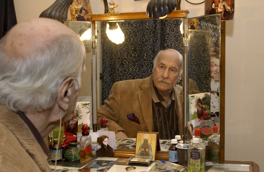 Народный артист СССР Владимир Зельдин в своей гримерной в Театре Советской армии, 2005 год