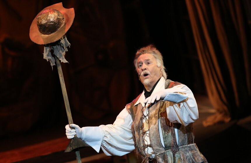 Актер Владимир Зельдин (Дон Кихот) в сцене из спектакля "Человек из Ламанчи" в постановке режиссера Ю.Гусмана, 2014 год