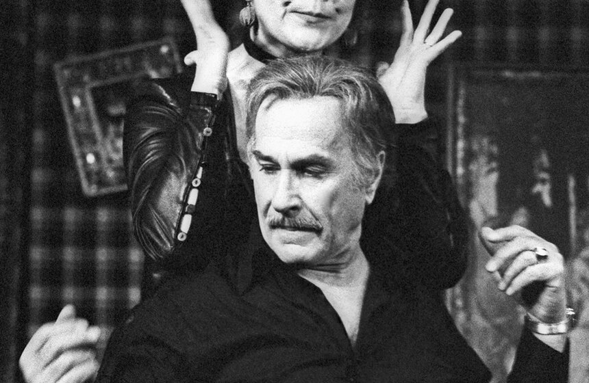 Заслуженная артистка РСФСР Лариса Голубкина (она выступает в трех ролях) - Элейн Маццони и народный артист СССР В.Зельдин в роли Барни Кэшмена в спектакле по пьесе Нила Саймона "Последний пылко влюбленный" в постановке театра Советской Армии, 1981 год