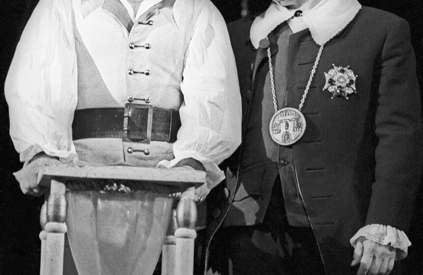 Народный артист СССР В.Зельдин в роли Мюнхаузена (слева) и артист Ю.Комиссаров - бугромистр в спектакле по пьесе Г.Горина "Комическая фантазия" в постановке театра Советской Армии, 1977 год