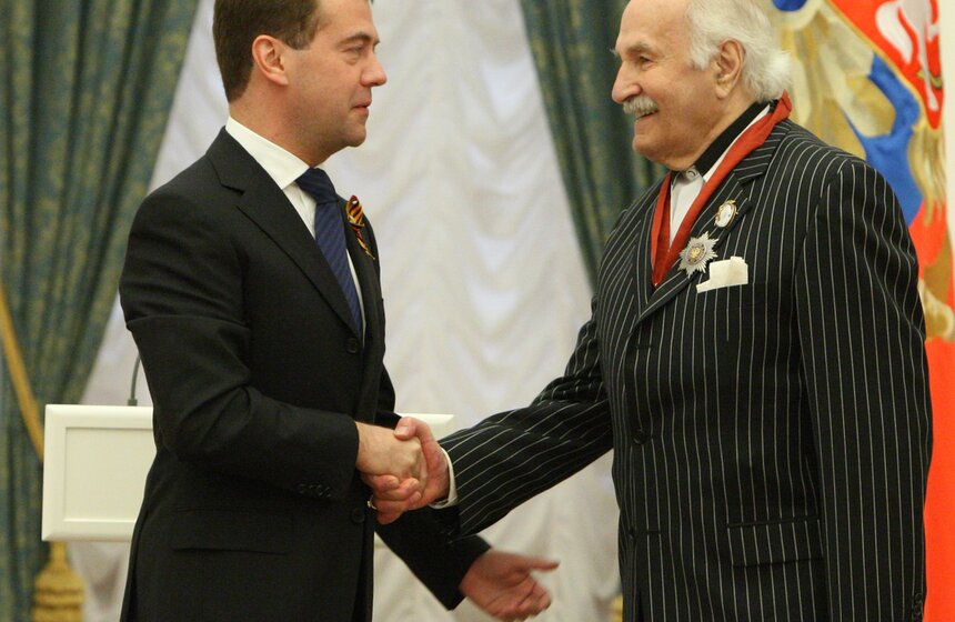 Дмитрий Медведев и актер Владимир Зельдин, удостоенный ордена "За заслуги перед Отечеством" II степени, (слева направо) на церемонии вручения государственных наград в Георгиевском зале Кремля, 2010 год