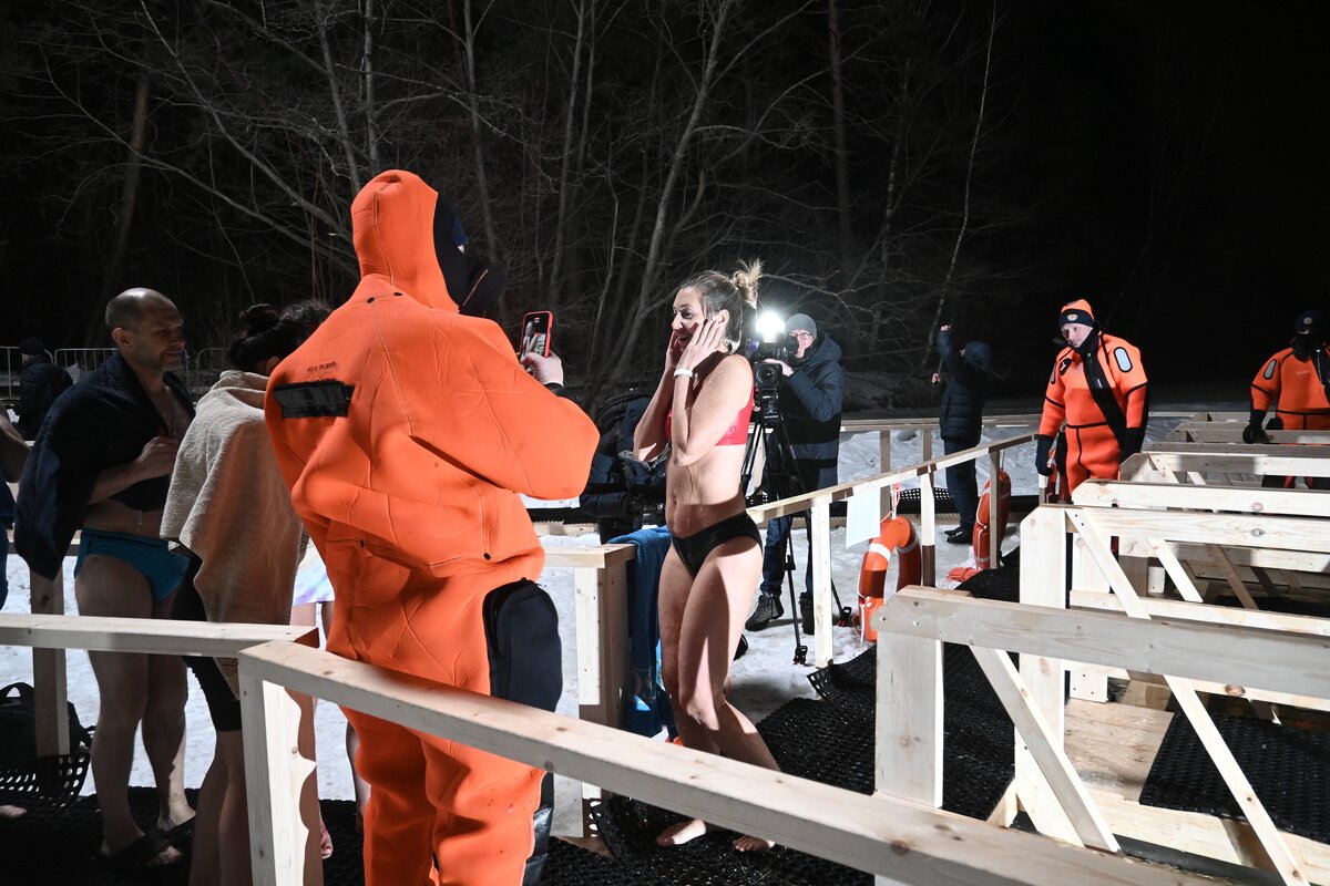 купель на крещение. крещение в россии. крещенские купания 2023 петропавловская крепость. купание в проруби на крещение 2023. крещение 2023 где купаться.