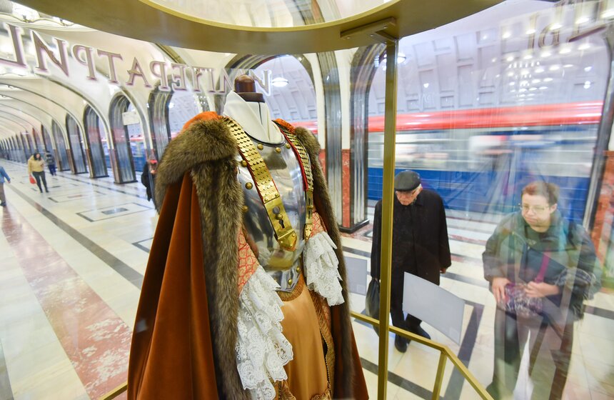 Костюмы к фильму "Императрицы" показали на пяти станциях столичного метро 5 фото