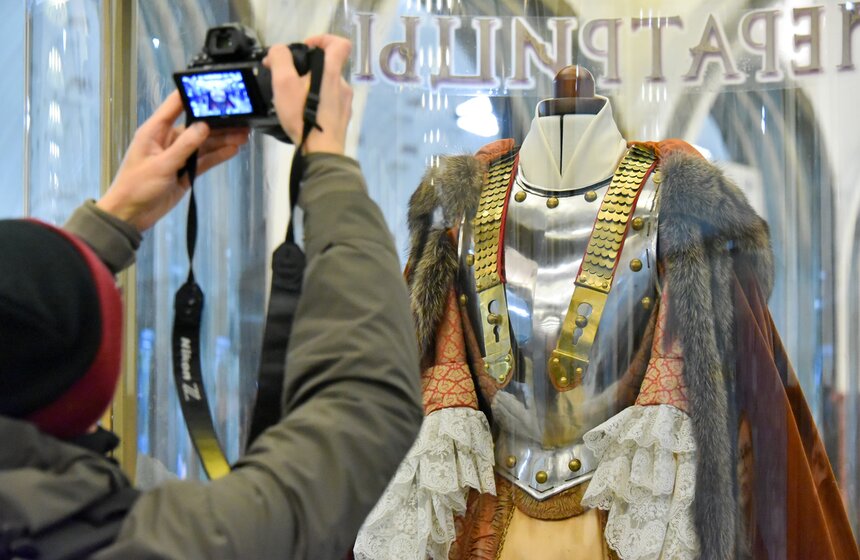 Костюмы к фильму "Императрицы" показали на пяти станциях столичного метро 7 фото