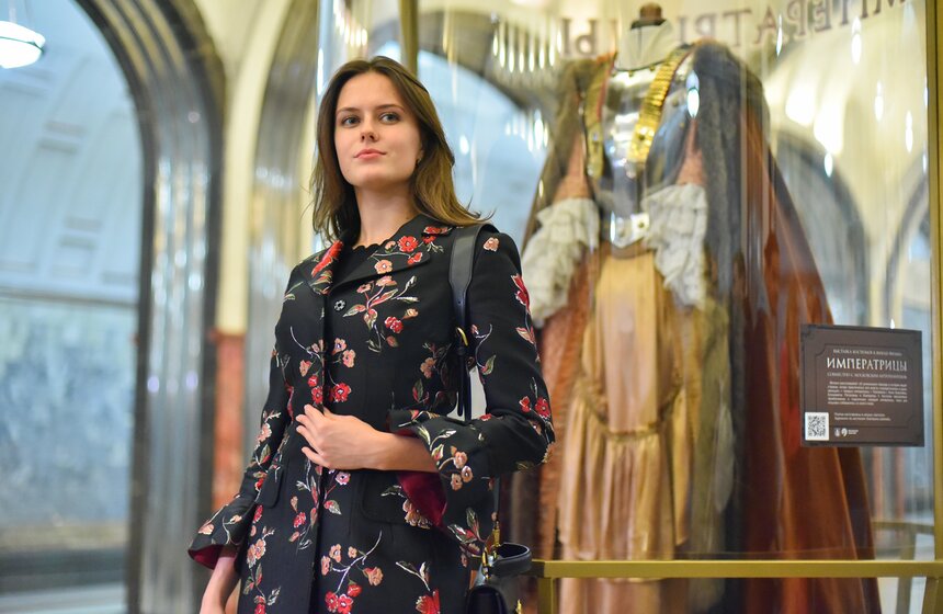 Костюмы к фильму "Императрицы" показали на пяти станциях столичного метро 2 фото