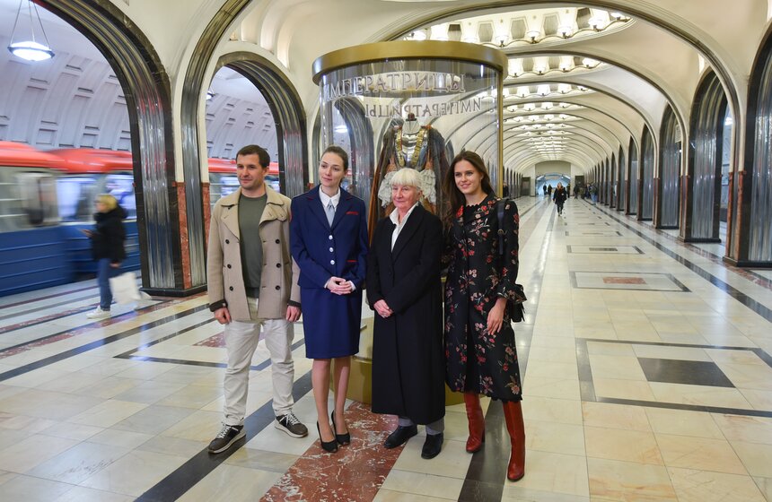 Костюмы к фильму "Императрицы" показали на пяти станциях столичного метро 9 фото