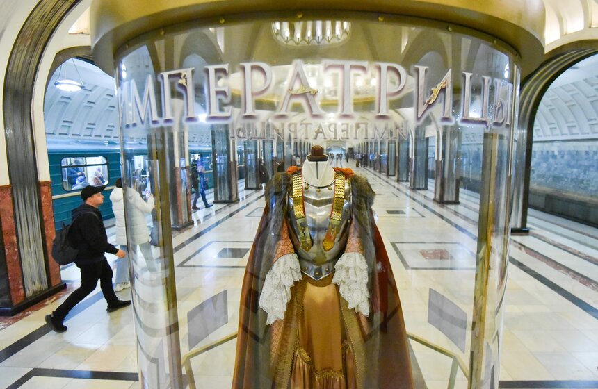 Костюмы к фильму "Императрицы" показали на пяти станциях столичного метро 4 фото