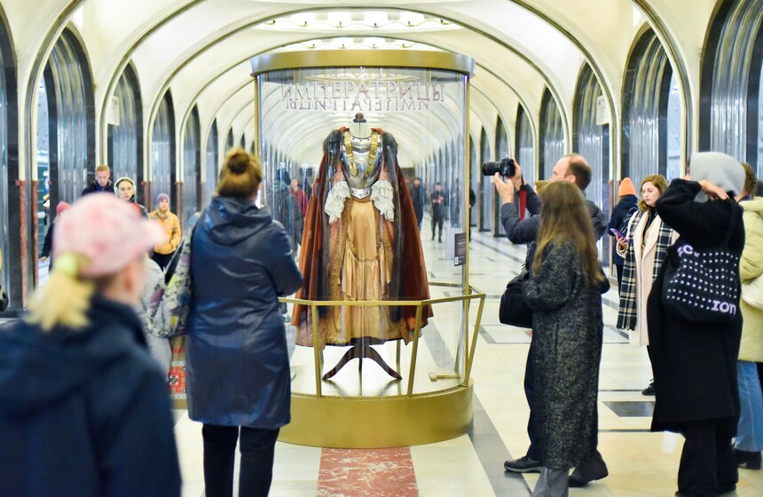 Костюмы к фильму "Императрицы" показали на пяти станциях столичного метро 6 фото