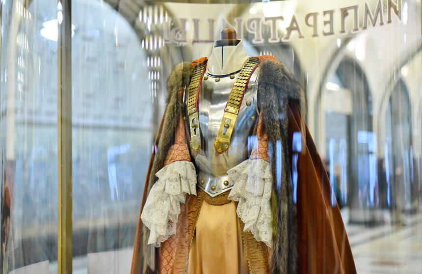 Костюмы к фильму "Императрицы" показали на пяти станциях столичного метро 3 фото