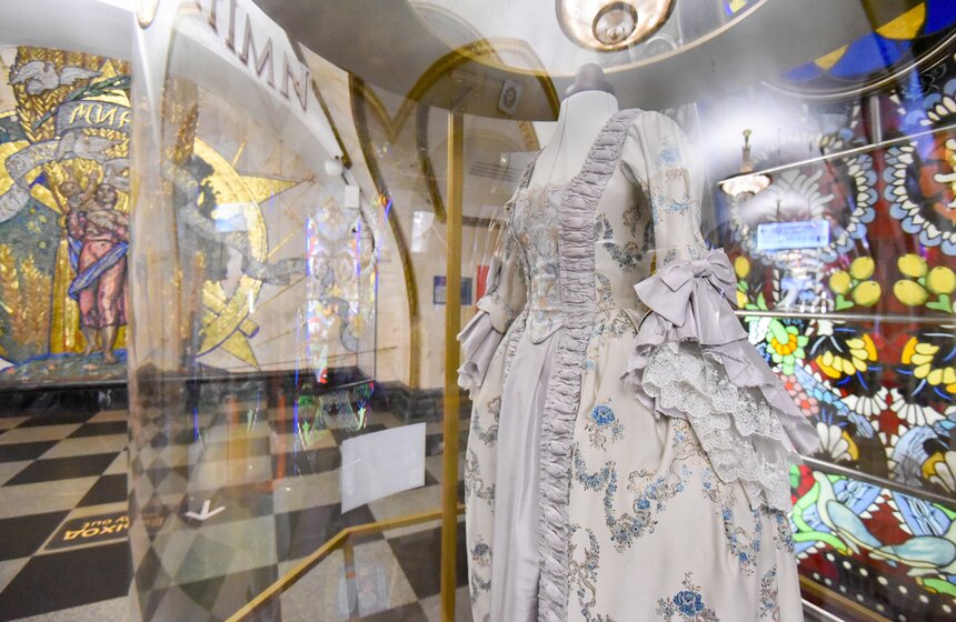 Костюмы к фильму "Императрицы" показали на пяти станциях столичного метро 14 фото
