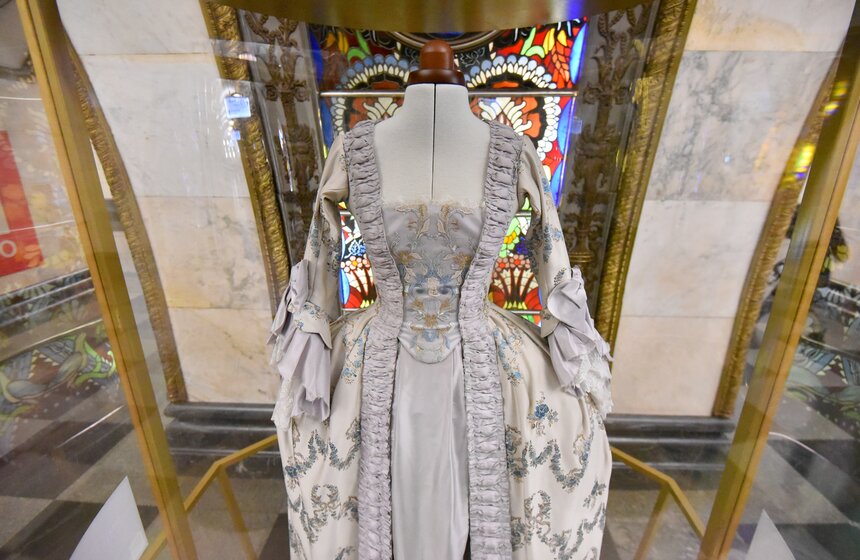 Костюмы к фильму "Императрицы" показали на пяти станциях столичного метро 15 фото