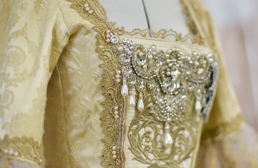 Костюмы к фильму "Императрицы" показали на пяти станциях столичного метро 11 фото